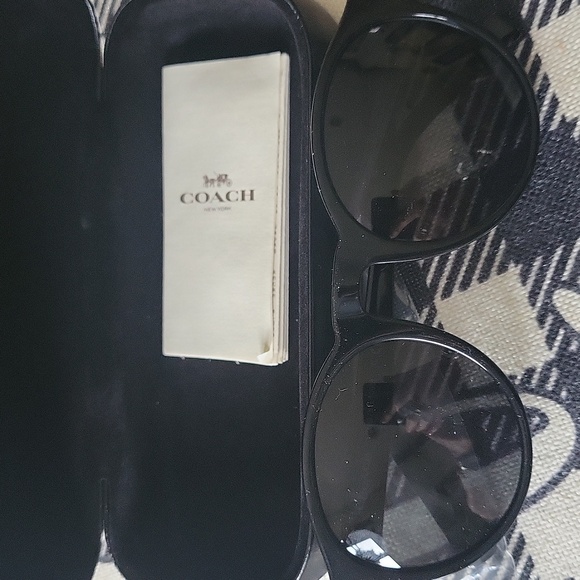 Coach polarize gorgeous black coach  polarized sunglasses  case papers - Picture 5 of 5